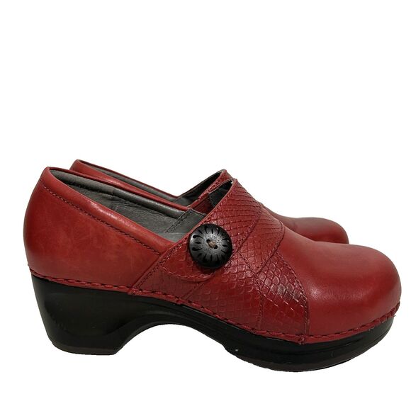 Sanita Danish Design Red Shoes Size 36 6.5 US Leather Clogs Comfort Button Artsy - Picture 1 of 9